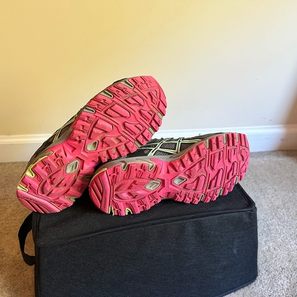 Women’s ASICS - Picture 2 of 3